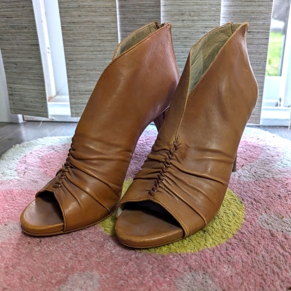 Vince Camuto Peep Toe Zipper Up Caramel Leather Heels - US Women's 8.5 - Picture 3 of 10